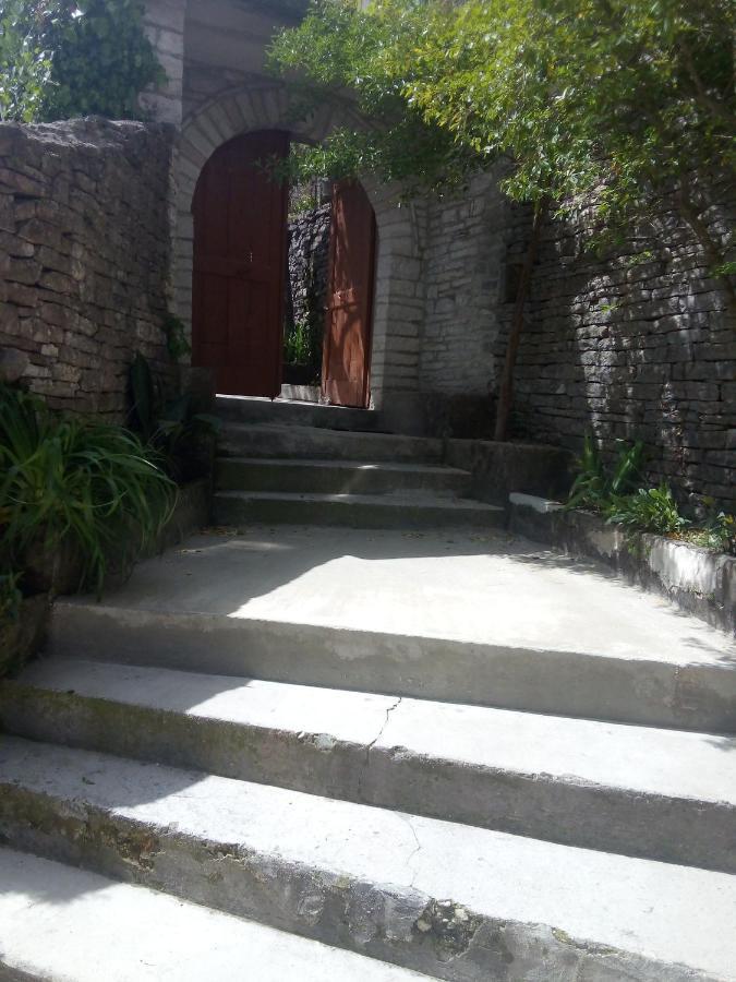 Ruols Guesthouse Gjirokastër Eksteriør bilde
